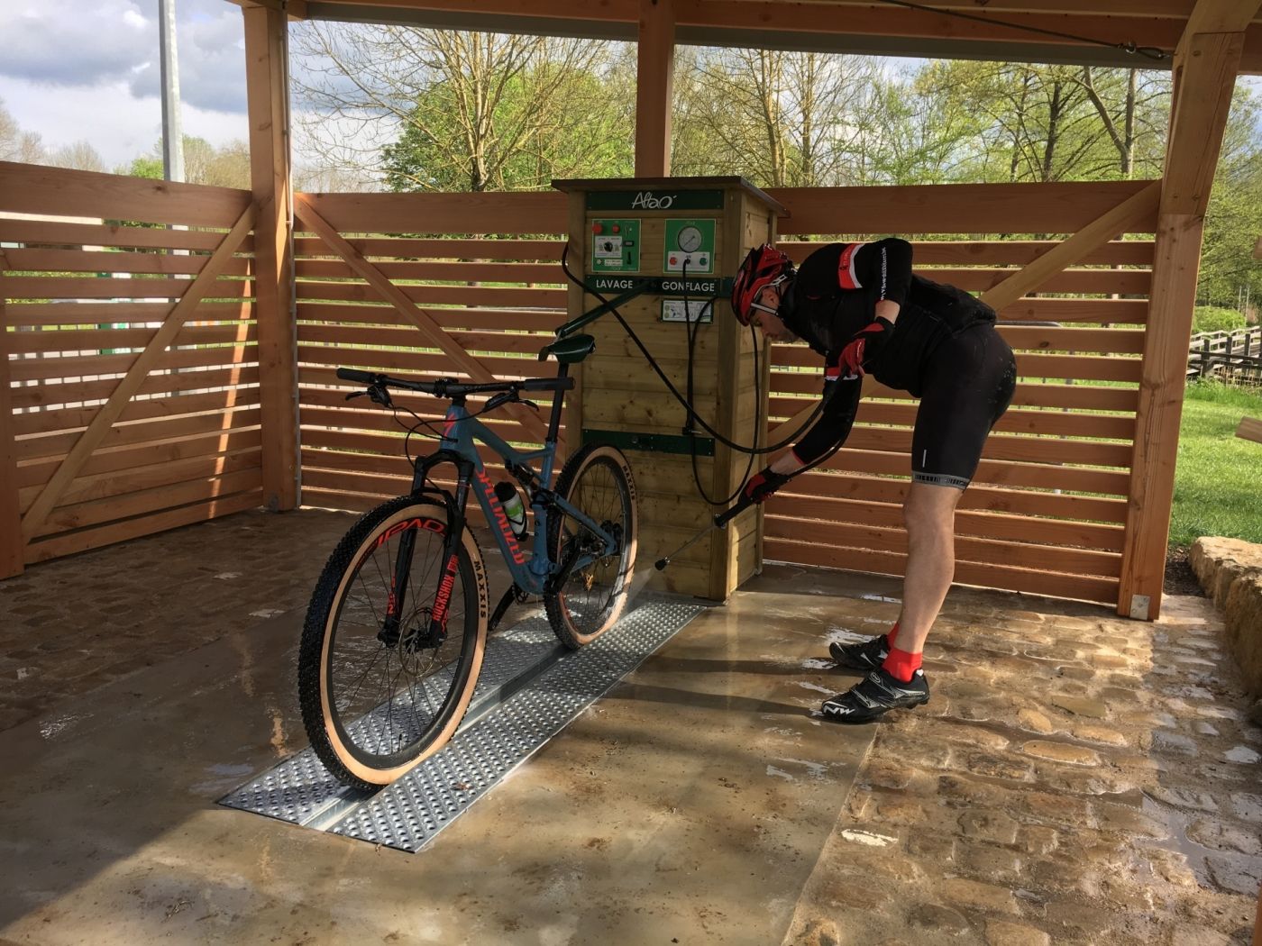 Bike wash clearance station