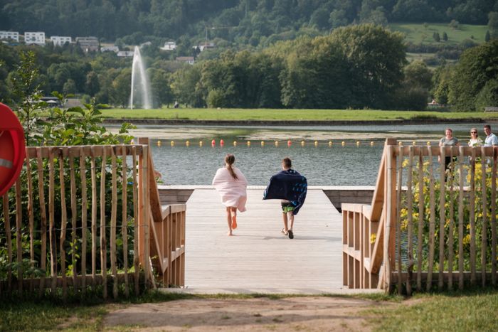 Mensen die in de zomer in het Echternacher meer zwemmen