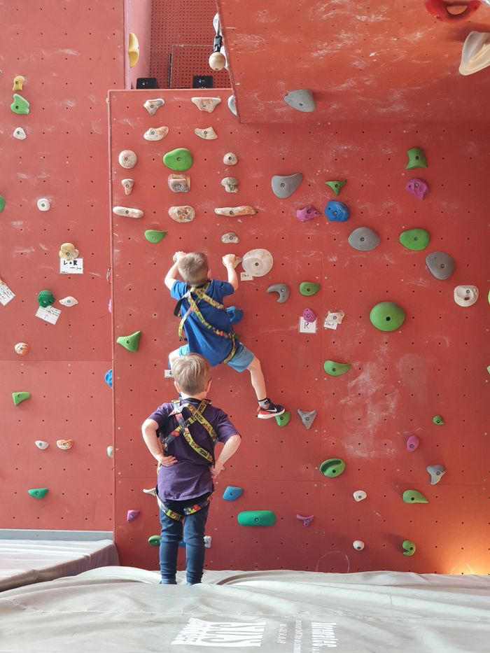 Kinderen beklimmen een binnenmuur in de jeugdherberg in Echternach